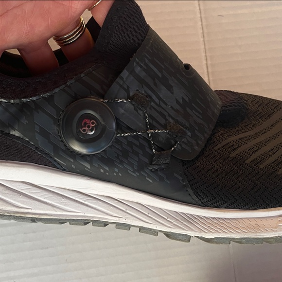 New Balance Black Athletic Shoes with Dial Closure - Picture 5 of 6